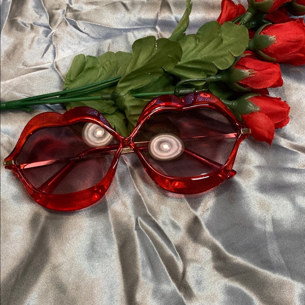 🌹LOVE LIPS Red Lip-Shaped Fashion Sunglasses - EUC
